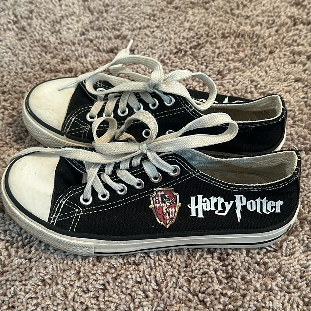 Harry Potter sneakers brand is mutuoni size 35 or size 4